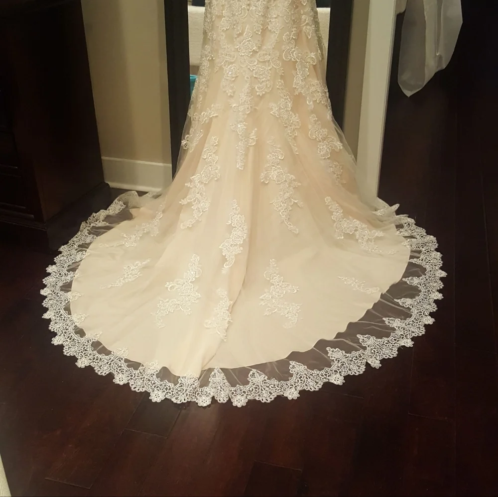 Elegant Ivory Lace Wedding Dress - Picture 1 of 12